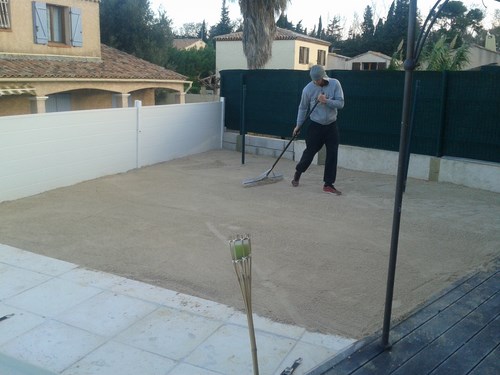 Mise en place du sable stabilisé à Vitrolles
